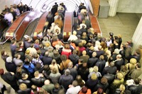 Ve vzduchu, na zemi i pod zemí, stále rychleji, těsněji a přitom anonymněji. Zdroj: Samphotostock