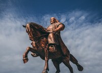Asijští nájezdníci - jedněm přinášeli utrpení, ztrátu a smrt, jiným nová území, bohatství a budoucnost. Ti druzí je slavili a vystavěli jim pomníky na věčnost. Zdroj: Unsplash