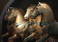 Ze skulptur koní je možno vyčíst nejen až posvátnou úctu k nim, avšak také úroveň jejich využívání, kvalitu postrojů a dle morfologických znaků koní i jejich původ. Zdroj: Pixabay