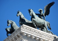 Kvadriga koní shlížejících z výšky na starobylý Řím. Zdroj: foto autor