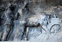 Reliéf s tažným koněm na Forum Romanum, centru veřejného dění města i celé říše, Řím. Zdroj: foto autor