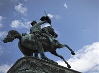 Jezdecké sochy z vysokých podstavců na hlavních náměstích symbolizovaly vždy jen to lepší než to, co bylo zrakům civilního obyvatelstva odepřeno. Zdroj: Pixabay