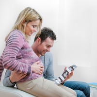 Smyslové vnímání dítěte začíná fungovat od čtvrtého měsíce jeho prenatálního vývoje. Zdroj: Samphotostock
