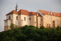 Zámek Nižbor na vysokém ostrohu nad řekou Berounkou. Zdroj: foto autor