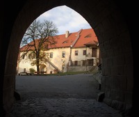 Po kamenitém, gotickou klenbou zastropovaném hlavním vjezdu na dolní nádvoří hradu Křivoklát. Zdroj: foto autor