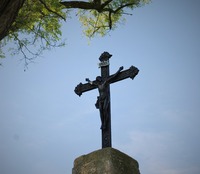 Cesty a jejich křižovatky byly i cestami a křižovatkami osudů. Tragických událostí i bitev. A kříže v krajině místy pro odčinění zlých skutků a snah o navázání smíru. Příležitostmi pro chvíle pokory a vnitřního klidu. Zpomalení. Uvědomění si života a sebe sama v něm. Zdroj: foto autor