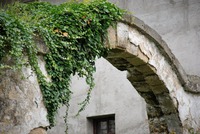Oblouková vjezdová brána do jednoho z velkolepých dubských statků. Zdroj: foto autor