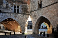 Pravidelně jednou týdně se na náměstích, v podloubích a přilehlých uličkách středověkých měst Sarlat-la-Canéda (departement Dordogne, Périgord) a Monpazier konají trhy s produkty zdejších zemědělců. Zdroj: foto autor
