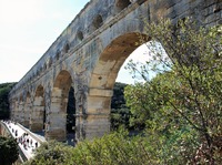Pont du Gard, 49 m vysoký a 275 m dlouhý akvadukt, postavený v 1. století př.n.l. za císaře Augusta - v době, kdy jižní Francie tvořila provincii starověkého Říma. Zdroj: foto autor