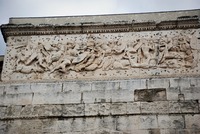 Vítězný oblouk na Ave de l´Arc Triomphe v Orange je pýchou Provence. Vlysy na horním okraji zobrazují vítězství Gaia Julia Caesara nad Galy roku 49 př.n.l. Zdroj: foto autor