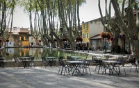 Cucuron a jeho náves s kavárnami a vodní plochou pod platany. Zdroj: foto autor