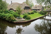 V zrcadle vodní hladiny pohádkový svět Giethoornu ještě sílí. Zdroj: foto autor