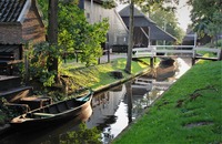 Giethoorn je protkán sítí vodních kanálů, které tvoří dopravní i životní tepny této obce. Zdroj: foto autor