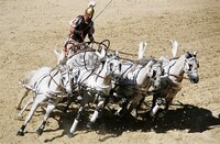 Čtyřspřeží zběsile hnaných koní oběhla oválnou dráhu celkem sedmkrát, což představovalo něco přes čtyři kilometry. Zdroj: Pixabay