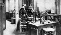 Marie Skodowska-Curie dans son laboratoire, 1907