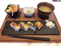 Aburi sushi gyömbérrel, miso levessel, tofuval és salátával