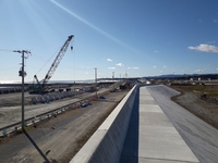 Gát Namie-ben, a távolban a Fukushima Daichi épületei