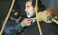 Saddam Hussein al momento dell'impiccagione