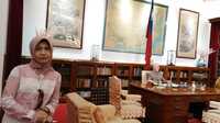 At the Chiang Kai Shek museum, learning about historical figure in Taiwan.