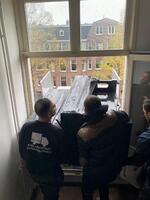 Naar binnen brengen vanuit het raam