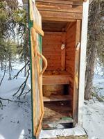 Kig ind i toilettet ved den gamle hytte