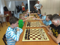 Všichni šachisté (i šachistky) zvolili později vylosovanou barvu figur