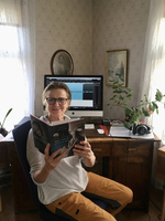 Ylva Ekblad läser "Ett nyfiket sinne: Claes Andersson" av Riitta Kylänpää" i Book Sounds Österbotten-studio i Monäs by hösten 2020.