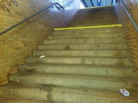 Vstupní/výstupní schodiště na nádraží v Mostě kolem 15.00 hodin. Jistě také vítá všechny přijíždějící.