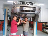 Gaspar en el interior del taller mecánico en Moncada