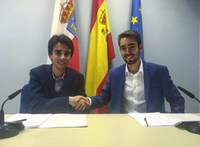 Moreda y Olmos tras la firma del acuerdo.