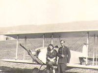 Ľudmila Šapošnikovová s manželom pri lietadle Vrabčiak, zdroj: Gonzoaviation.com, resp. Burdaaukcion