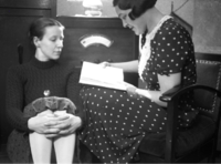 Naast foto's is ook muziek uit de jaren '30 en '40 te horen.