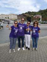 Marian Díaz, primera por la izquierda, en la tradicional Marcha del Día Mundial del Alzheimer que organiza AFA Bizkaia en Bilbao