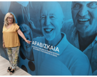 Marian Díaz, Presidenta de AFA Bizkaia, en la entrada de la nueva sede de la asociación, en el barrio bilbaíno de Deusto