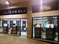 La peluquería California, en la plaza Bombero Etxaniz, número 4, frente al hotel Indautxa, es otro de los establecimientos asociados a Comercio y Hostelería de Indautxu