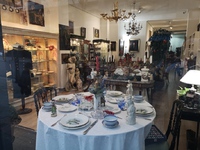 La Casa de la Porcelana de Lis, con prestigio internacional en porcelana, vajillas y cristalerías y que cuenta entre sus clientes con la empresaria Carmen Lomana, forma parte también de Comercio y Hostelería de Indautxu