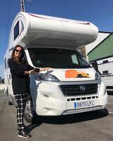 Mónica junto a una de sus autocaravanas