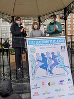 La Alcaldesa Aitziber Oliban y el Delegado de Deportes, Mikel Figueira, presidieron la entrega de premios en la plaza del Ayuntamiento de Erandio