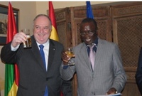 2016: La Embajada de España en Bissau celebró la fiesta del 12 de octubre. En la imagen, el embajador Andrada Vanderwilde y Tomás Gomes Barbosa entonces Ministro de Juventud, Cultura y Deportes
