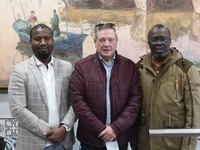 Abdul Azime, coordinador de Bissau para España; Julián Celaya Loyola y Tomás Gomes Barbosa, tras su visita a Casa Galicia en Bilbao el pasado viernes