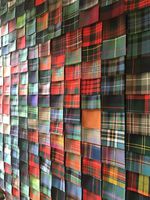 j'aime cette image, elle me rappelle une légende que j'ai inventée sur l'origine de la composition des tartans, au cours de l'écriture d'un spectacle. J'aimme ces tissus reflétant une grande diversité. J'ai eu l'occasion de visiter en Ecosse une fabrique de tartans avec métiers à tisser et interdiction de photos.