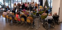 Vystoupení žáků ze ZŠ Pohůrecká u vánočního stromečku ve vestibulu domova