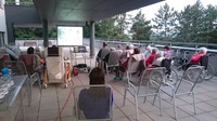uživatelé při promítání na terase domova