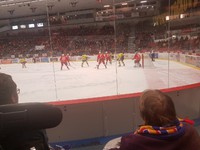 uživatelé domova při sledování hokeji v Budvar aréně