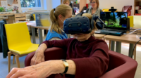 uživatelka při zkoušení virtuální reality