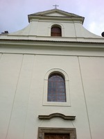 opravené průčelí kostela sv. Vojtěcha. Štítové okno bylo obnoveno.