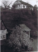 Gasthof č.p. 4 s kuželníkem v popředí