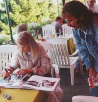 Nina Rindt signiert uns ein Motorsportbuch (c) Hans Göttler