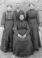 Maria, Peter Jacobus Maria Catharina en zittend: Anna Gertrudis Schepens