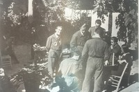 Modesto y la Barraca en Granada."Cómo no.Un patio andaluzsin mixtificación,unos chatos y la semisombra de una parra verde como las ilusiones fuertes".Cita de Modesto en el dorso de la foto